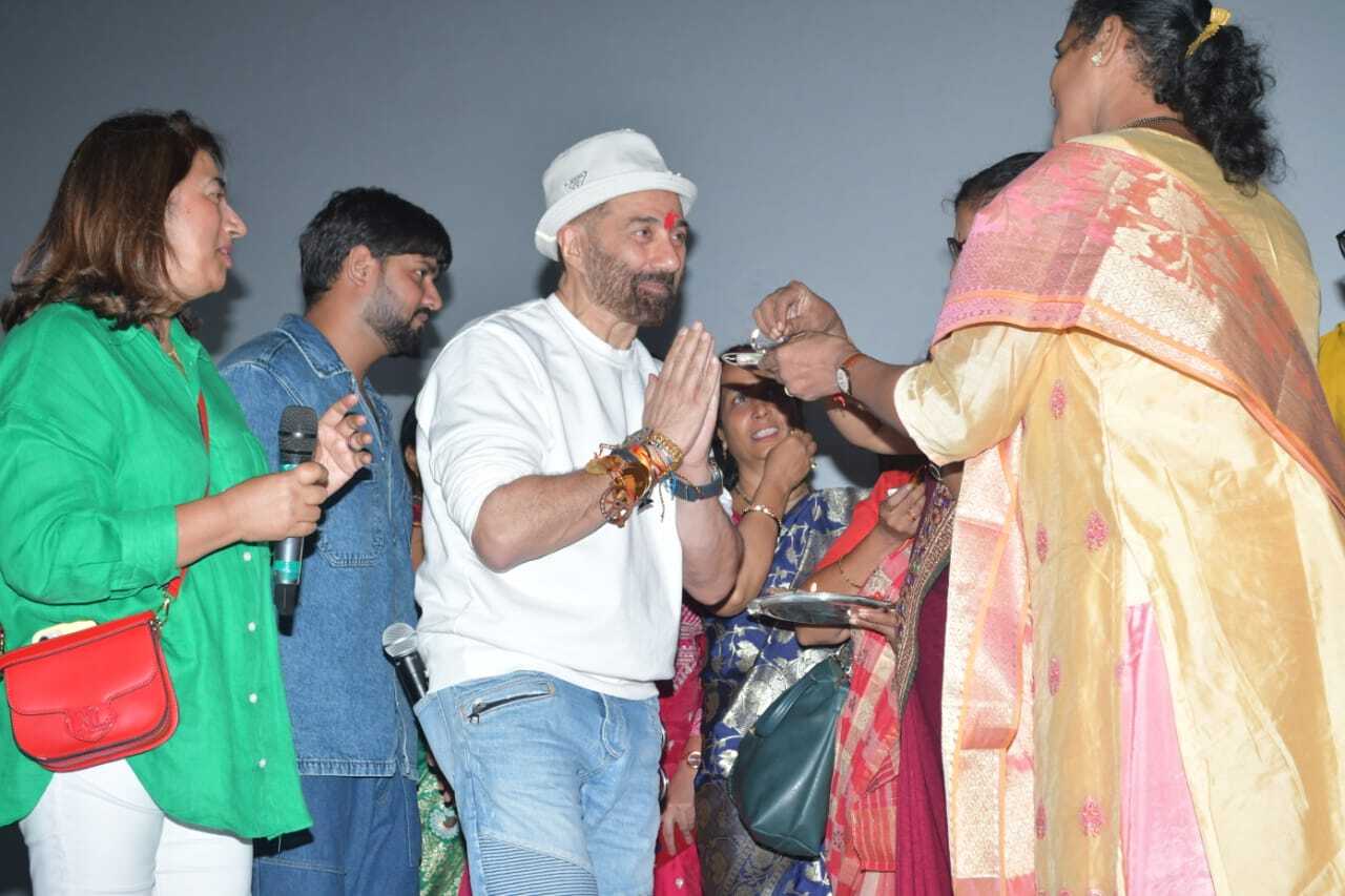 Sunny Deol interacted with the members of the Beti Foundation